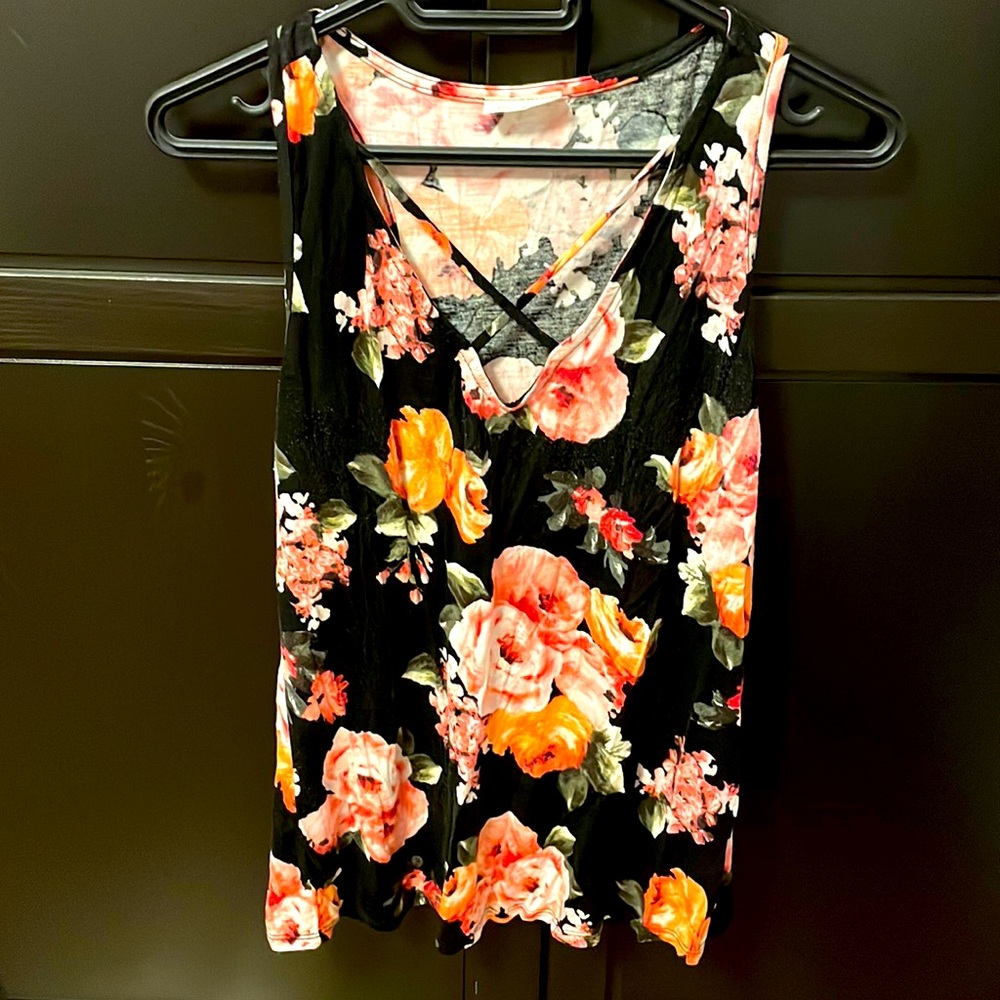 Women’s Free kisses brand floral sleeveless top. Vgood used condition.Size m.